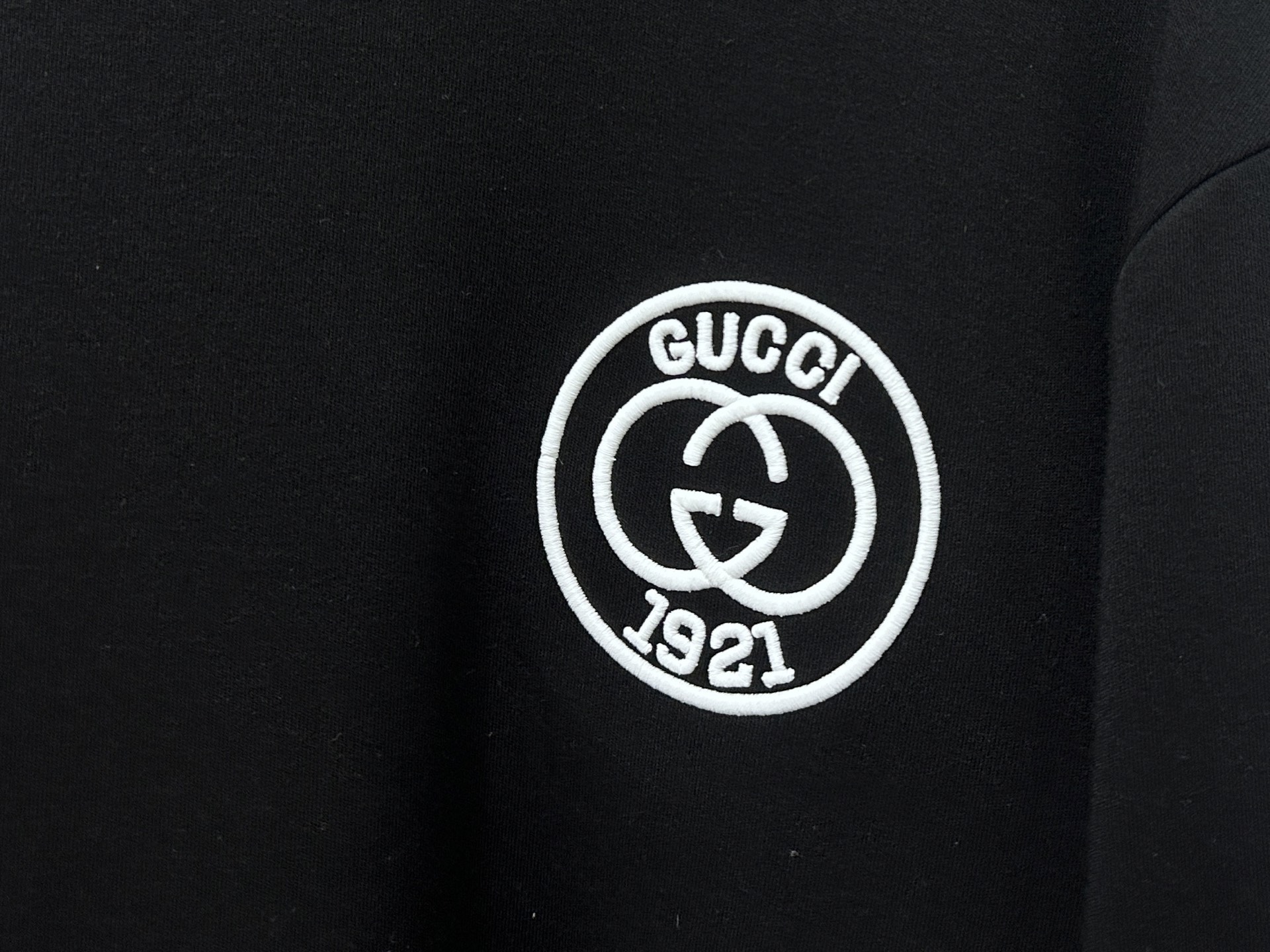Gucci一比一男士黑色長袖T恤 領標與胸口細節還原設計| 10 Gucci一比一男士黑色長袖T恤 領標與胸口細節還原設計