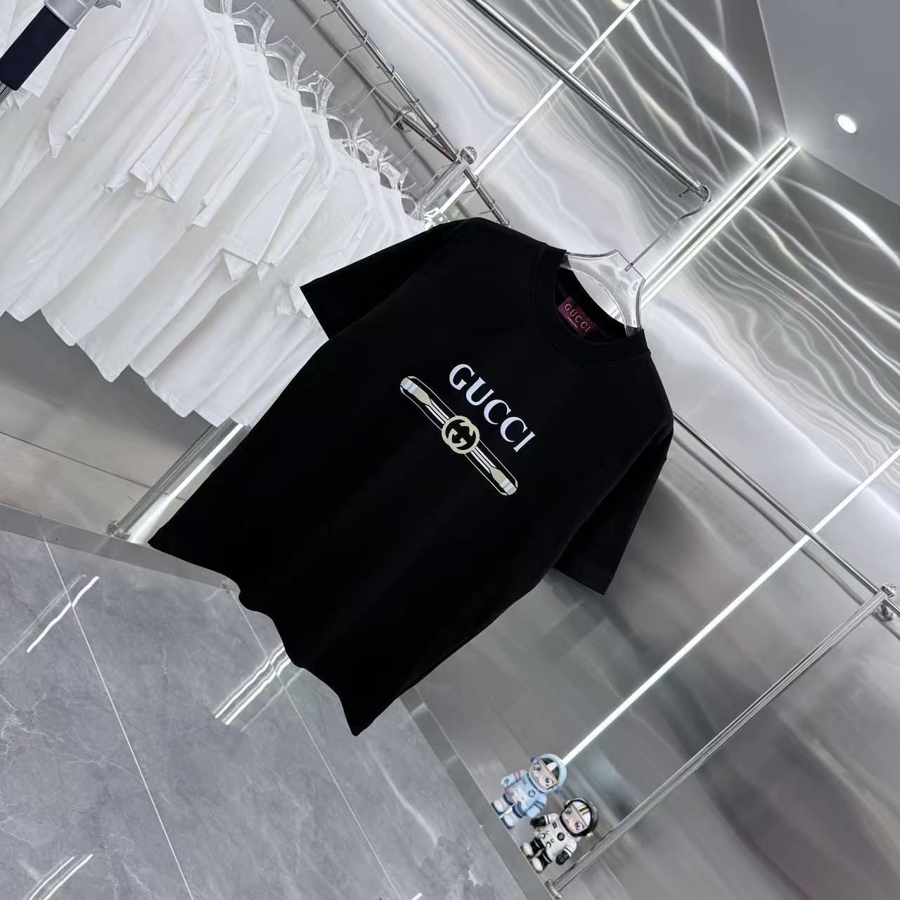 Gucci精品仿製黑色短T 金屬腰帶LOGO設計 潮流元素必備| 13 Gucci精品仿製黑色短T 金屬腰帶LOGO設計 潮流元素必備