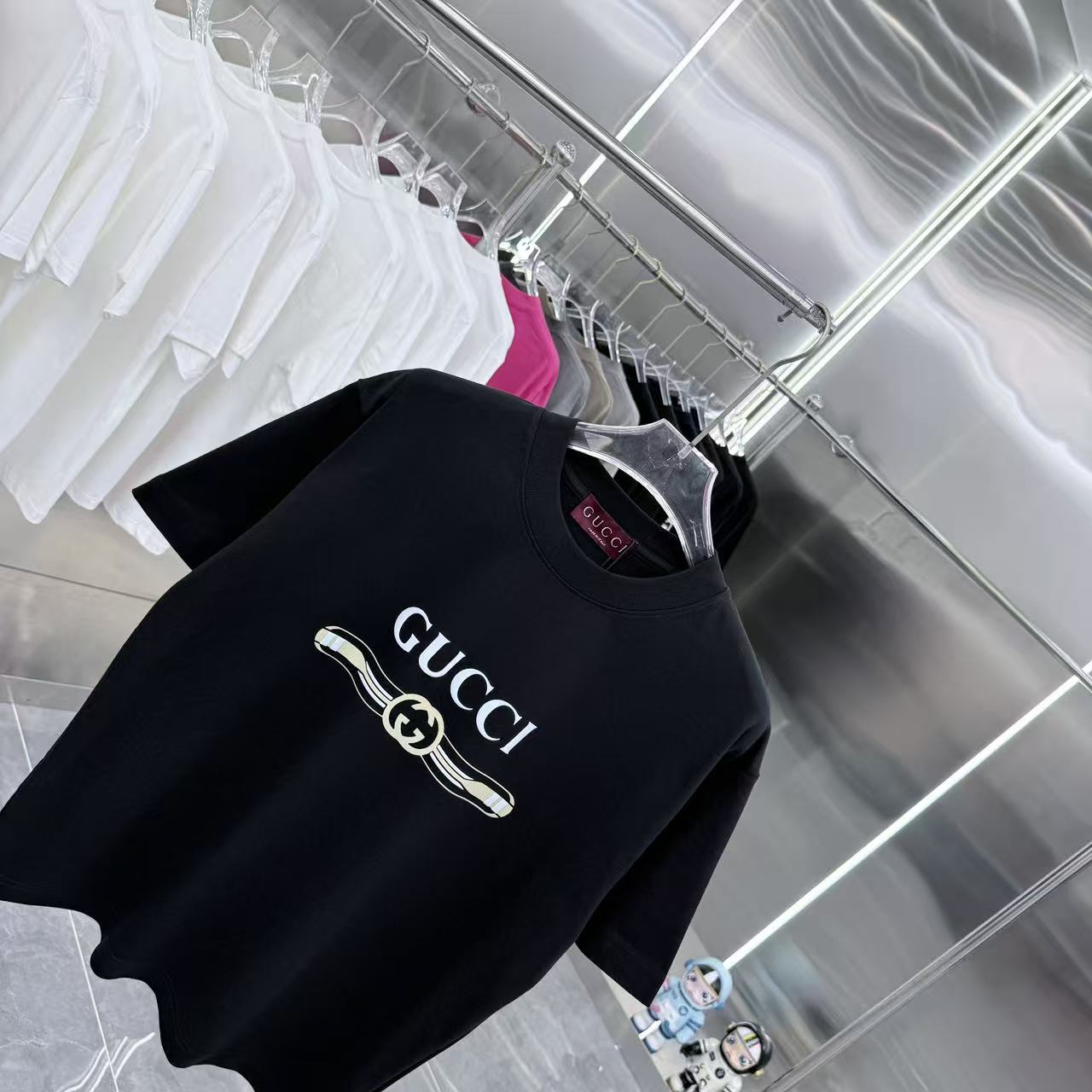 Gucci精品仿製黑色短T 金屬腰帶LOGO設計 潮流元素必備| 12 Gucci精品仿製黑色短T 金屬腰帶LOGO設計 潮流元素必備