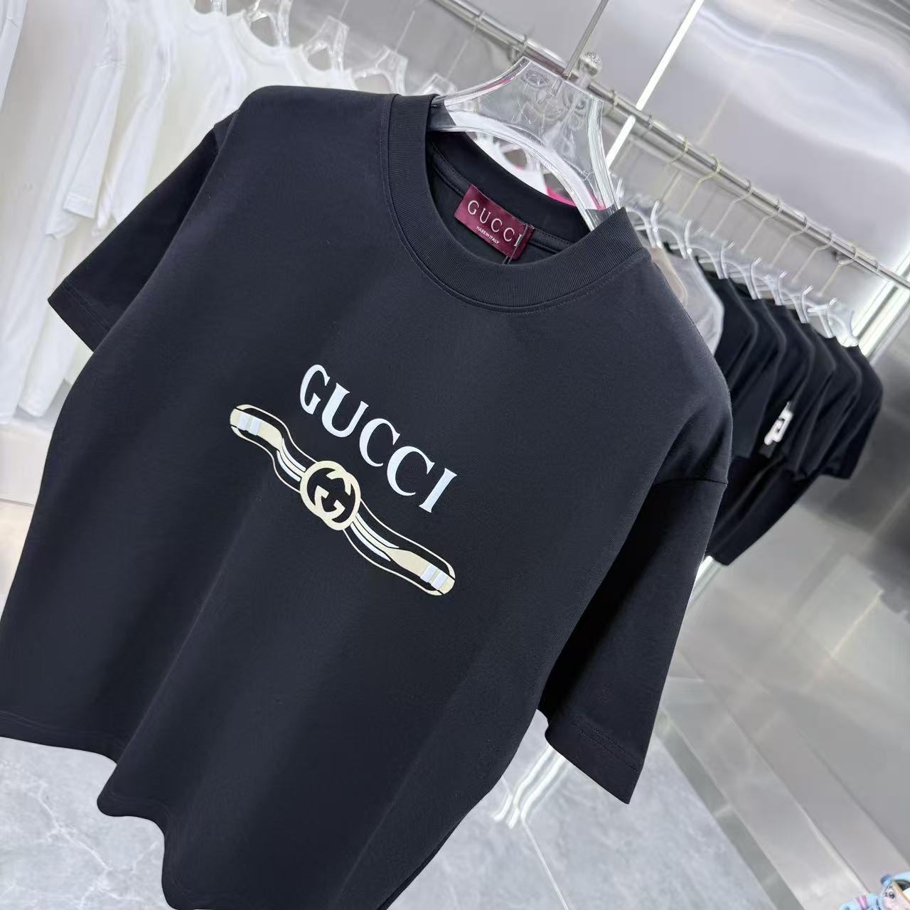 Gucci精品仿製黑色短T 金屬腰帶LOGO設計 潮流元素必備| 11 Gucci精品仿製黑色短T 金屬腰帶LOGO設計 潮流元素必備
