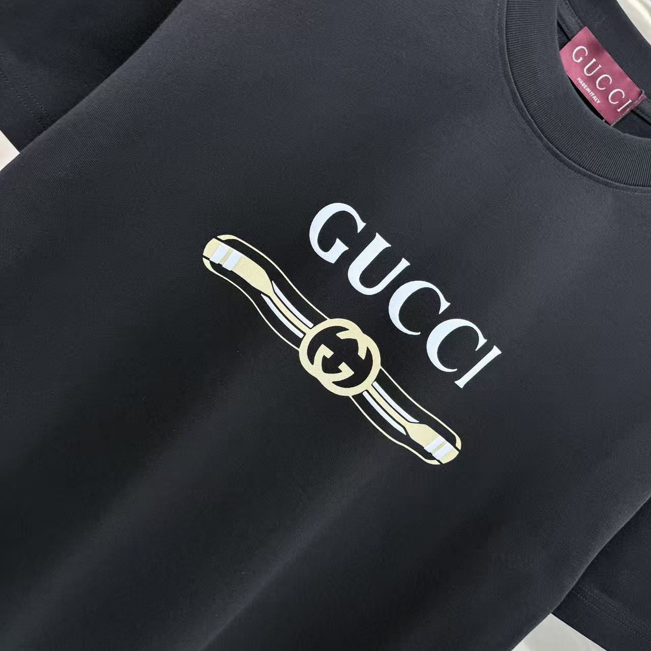 Gucci精品仿製黑色短T 金屬腰帶LOGO設計 潮流元素必備| 10 Gucci精品仿製黑色短T 金屬腰帶LOGO設計 潮流元素必備