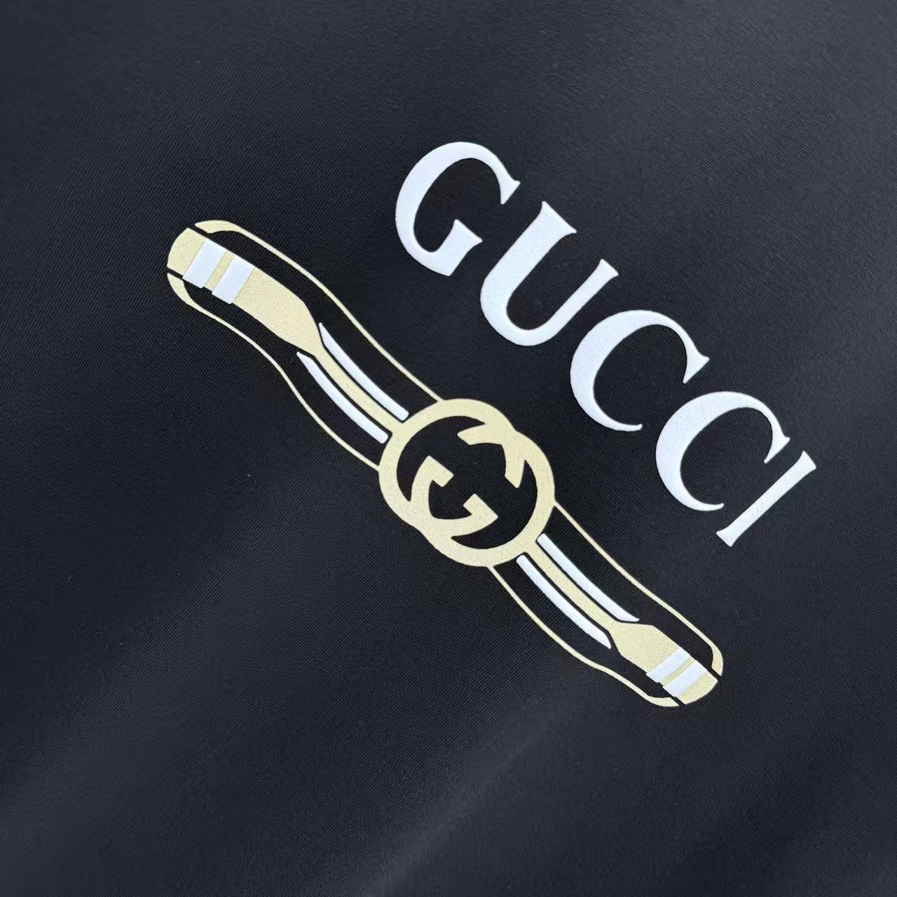 Gucci精品仿製黑色短T 金屬腰帶LOGO設計 潮流元素必備| 9 Gucci精品仿製黑色短T 金屬腰帶LOGO設計 潮流元素必備
