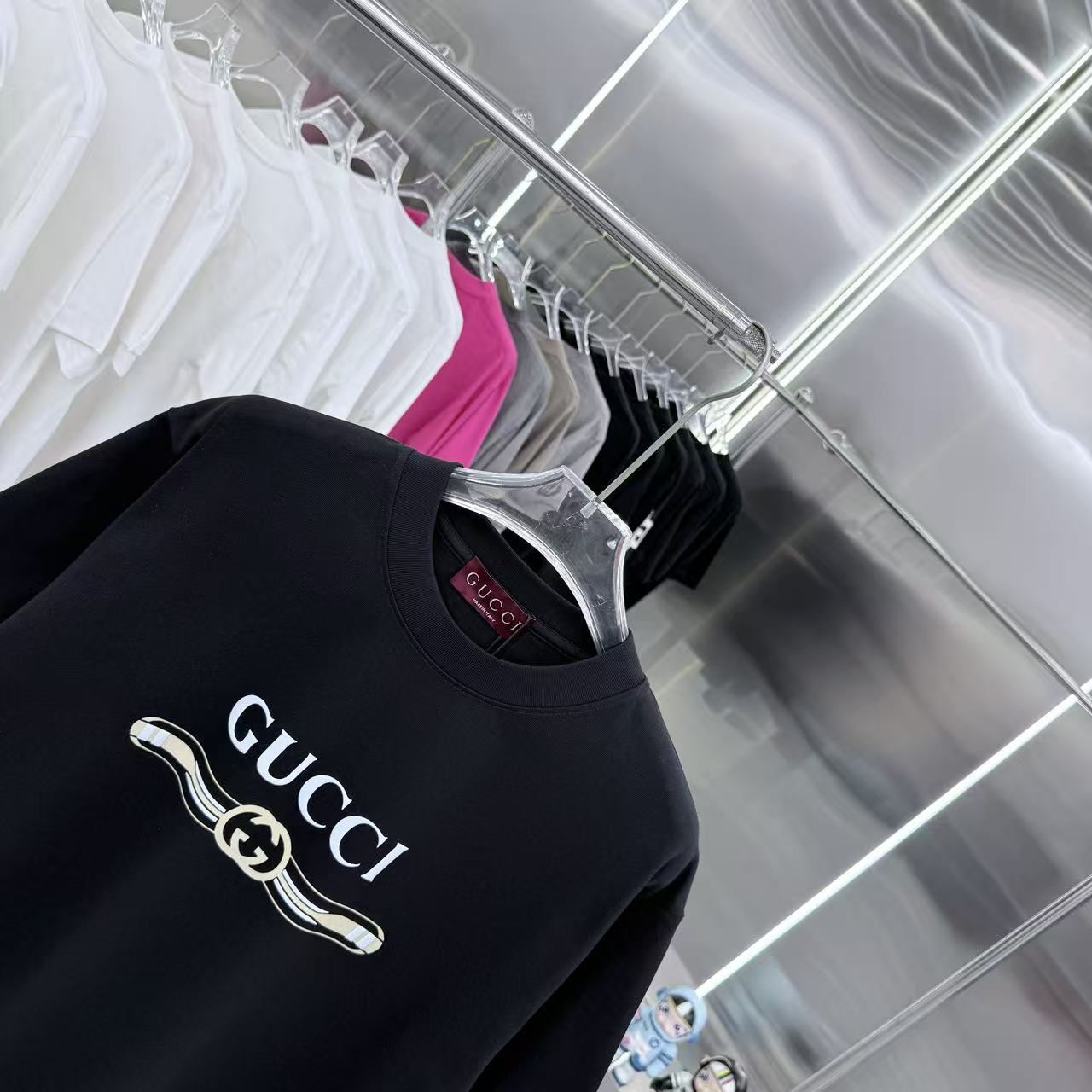 Gucci精品仿製黑色短T 金屬腰帶LOGO設計 潮流元素必備| 8 Gucci精品仿製黑色短T 金屬腰帶LOGO設計 潮流元素必備