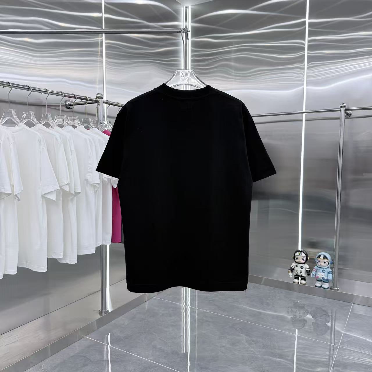 Gucci精品仿製黑色短T 金屬腰帶LOGO設計 潮流元素必備| 7 Gucci精品仿製黑色短T 金屬腰帶LOGO設計 潮流元素必備