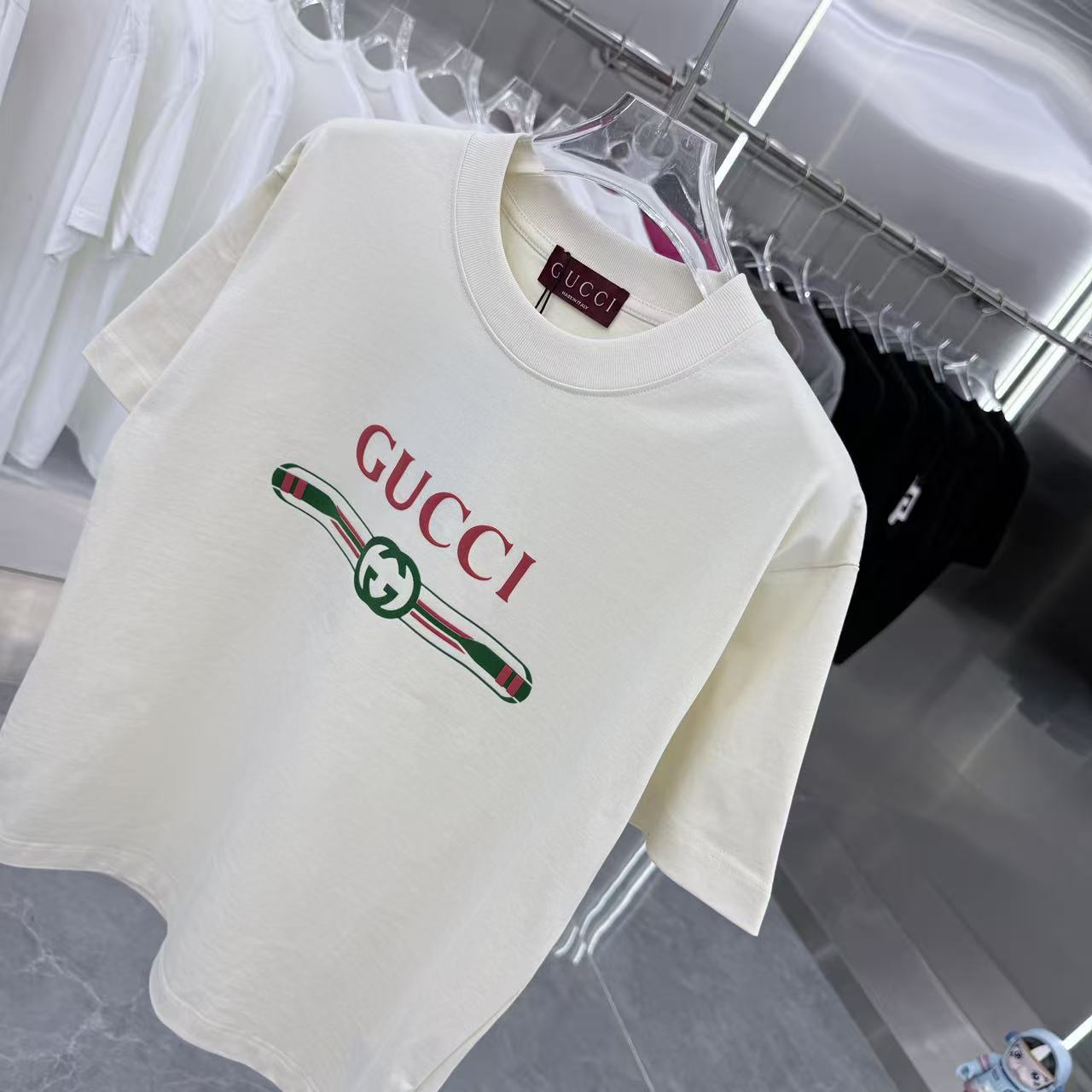 Gucci原單白色短袖T 經典腰帶綠紅綠配色LOGO設計 永不退流行| 11 Gucci原單白色短袖T 經典腰帶綠紅綠配色LOGO設計 永不退流行
