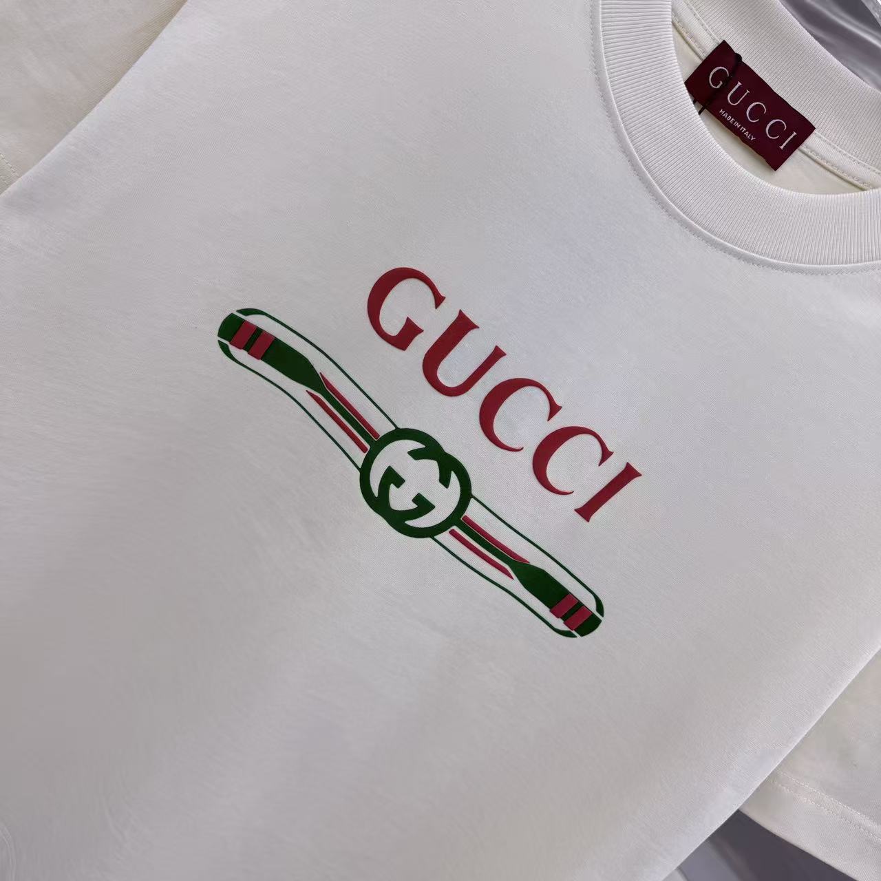 Gucci原單白色短袖T 經典腰帶綠紅綠配色LOGO設計 永不退流行| 10 Gucci原單白色短袖T 經典腰帶綠紅綠配色LOGO設計 永不退流行