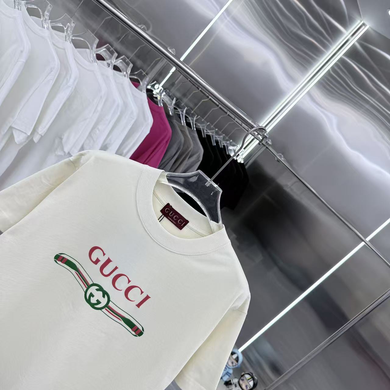 Gucci原單白色短袖T 經典腰帶綠紅綠配色LOGO設計 永不退流行| 8 Gucci原單白色短袖T 經典腰帶綠紅綠配色LOGO設計 永不退流行