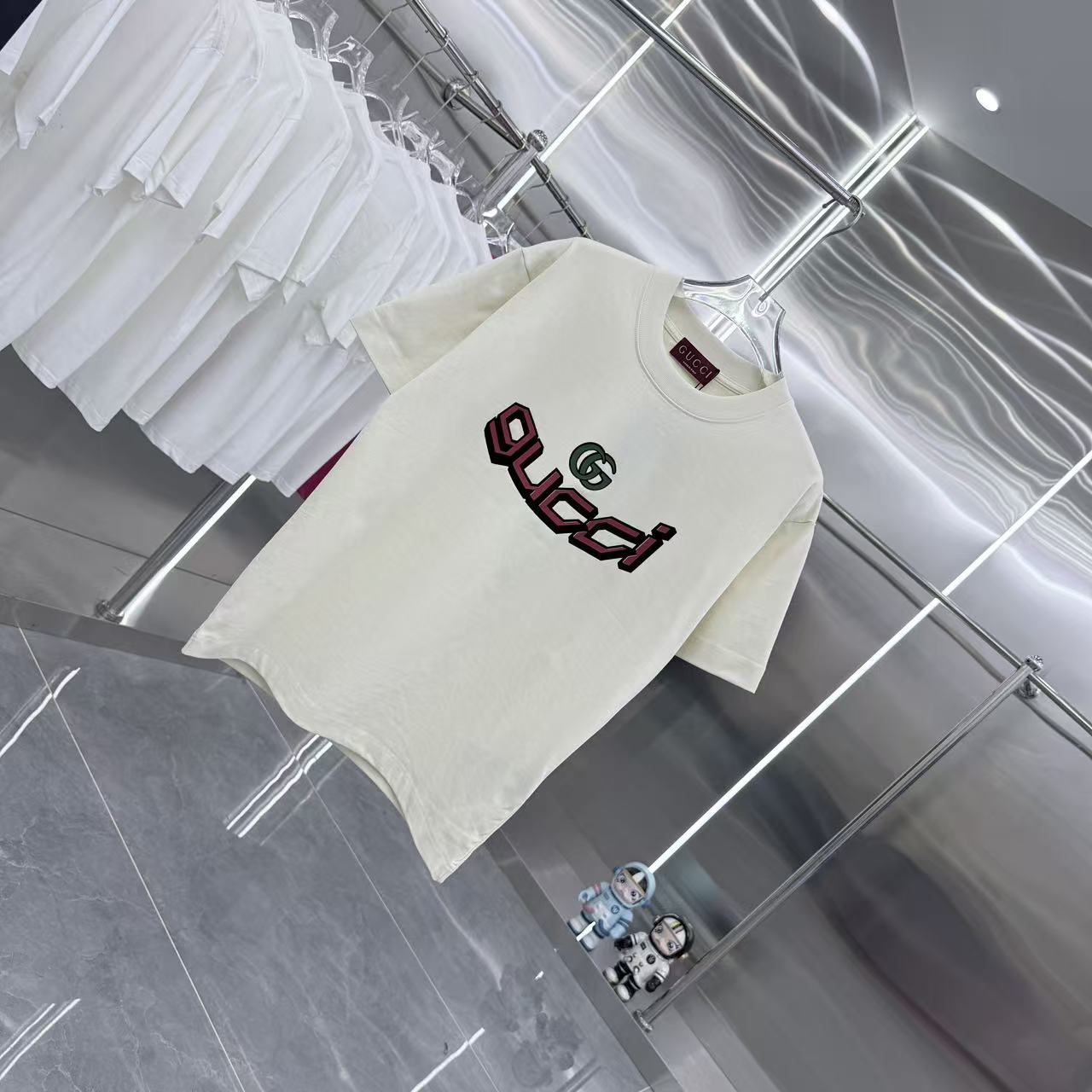 Gucci高仿奶白短袖T GG立體標誌設計 休閒日常穿搭必備| 13 Gucci高仿奶白短袖T GG立體標誌設計 休閒日常穿搭必備