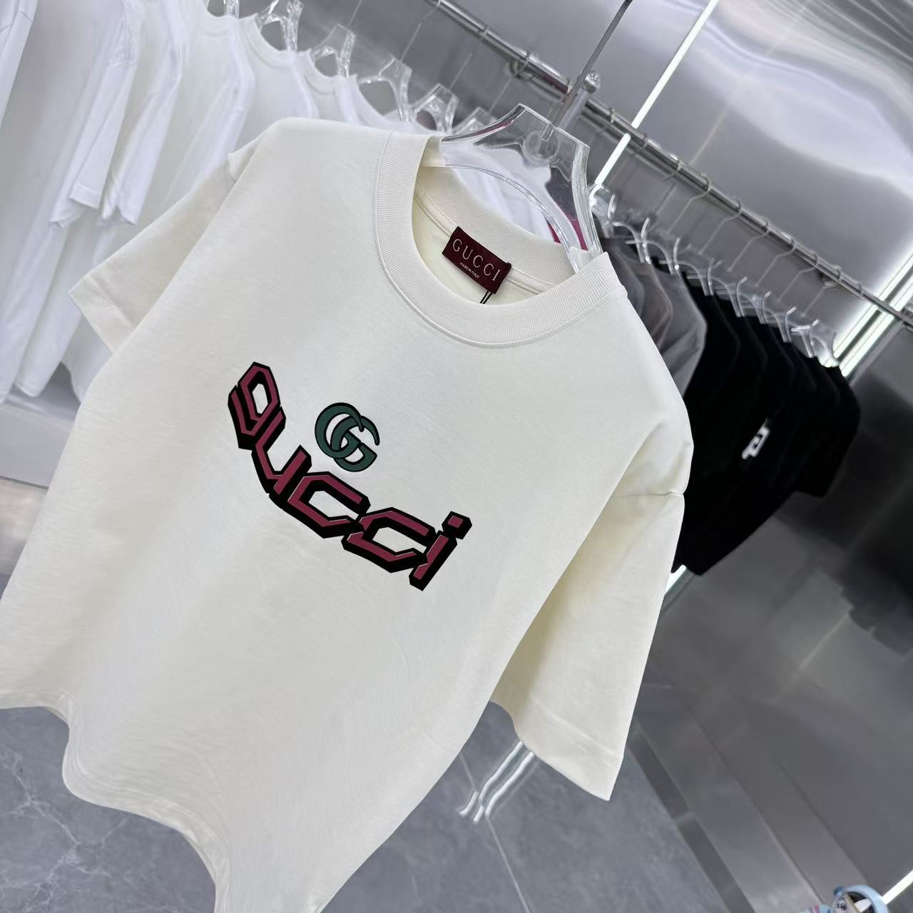 Gucci高仿奶白短袖T GG立體標誌設計 休閒日常穿搭必備| 11 Gucci高仿奶白短袖T GG立體標誌設計 休閒日常穿搭必備