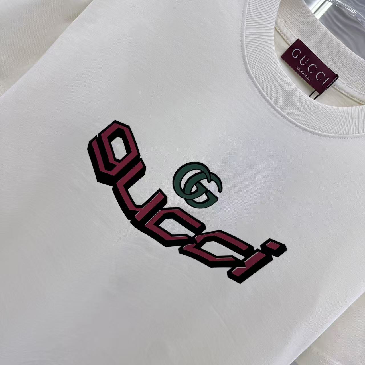 Gucci高仿奶白短袖T GG立體標誌設計 休閒日常穿搭必備| 10 Gucci高仿奶白短袖T GG立體標誌設計 休閒日常穿搭必備