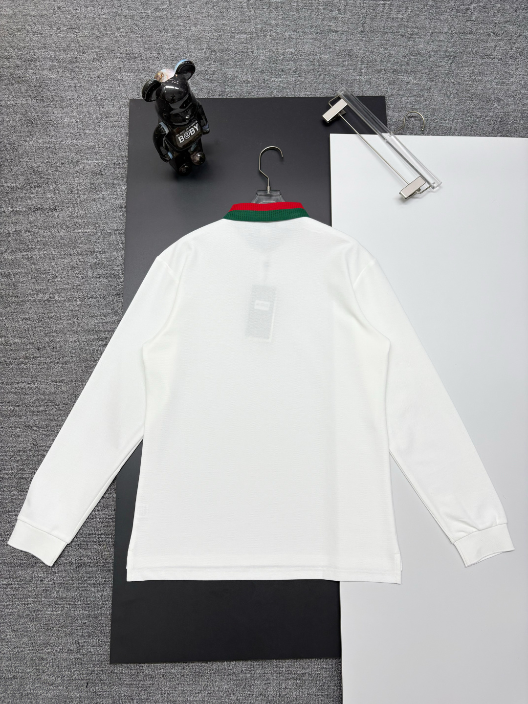 Gucci一比一白色長袖POLO衫 綠紅織帶領條設計 經典潮流款| 9 Gucci一比一白色長袖POLO衫 綠紅織帶領條設計 經典潮流款