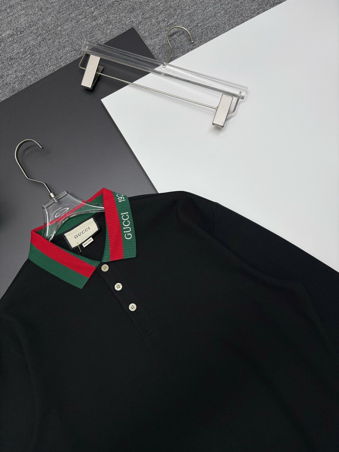 Gucci原單黑色長袖POLO衫 紅綠條紋領刺繡款 經典百搭首選| 13 Gucci原單黑色長袖POLO衫 紅綠條紋領刺繡款 經典百搭首選