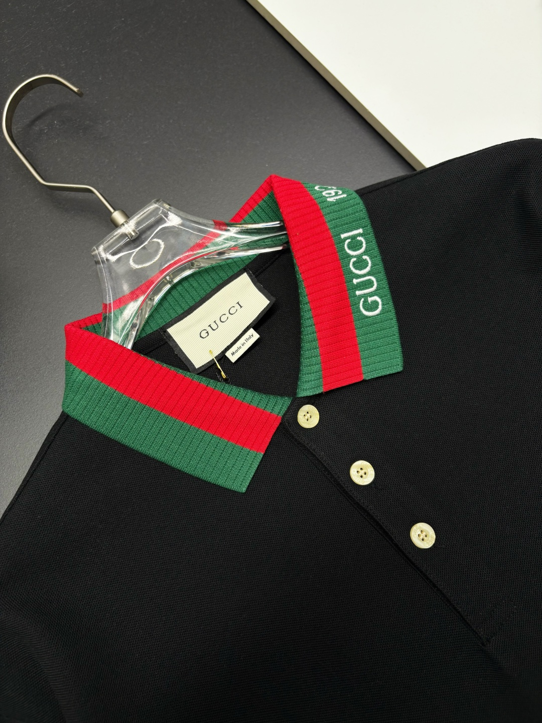 Gucci原單黑色長袖POLO衫 紅綠條紋領刺繡款 經典百搭首選| 12 Gucci原單黑色長袖POLO衫 紅綠條紋領刺繡款 經典百搭首選