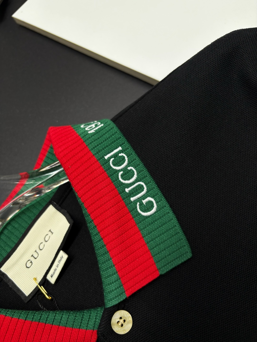 Gucci原單黑色長袖POLO衫 紅綠條紋領刺繡款 經典百搭首選| 11 Gucci原單黑色長袖POLO衫 紅綠條紋領刺繡款 經典百搭首選