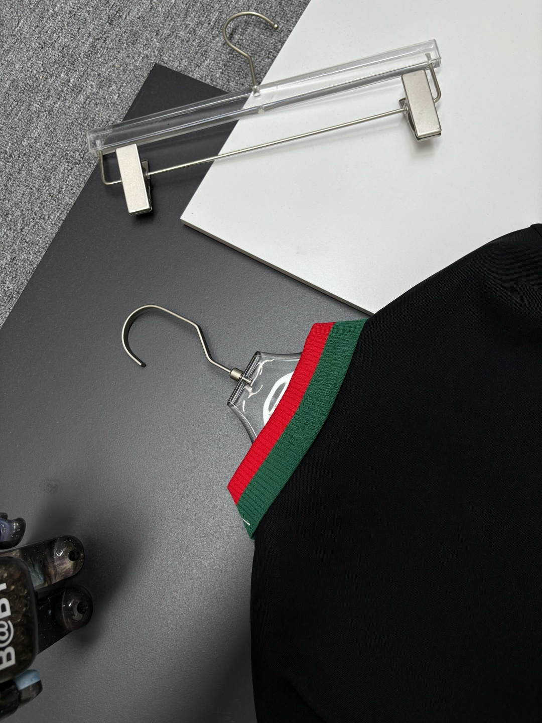 Gucci原單黑色長袖POLO衫 紅綠條紋領刺繡款 經典百搭首選| 8 Gucci原單黑色長袖POLO衫 紅綠條紋領刺繡款 經典百搭首選