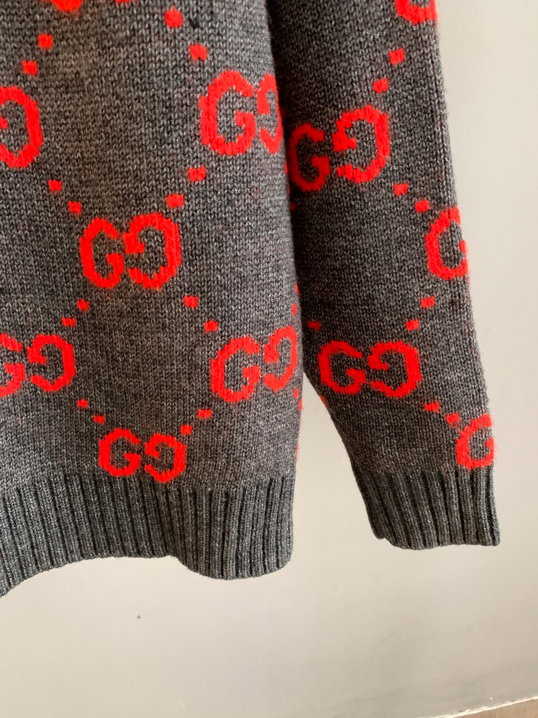 Gucci A貨針織衫男士深灰底橘色GG圖樣秋冬風格款| 15 Gucci A貨針織衫男士深灰底橘色GG圖樣秋冬風格款