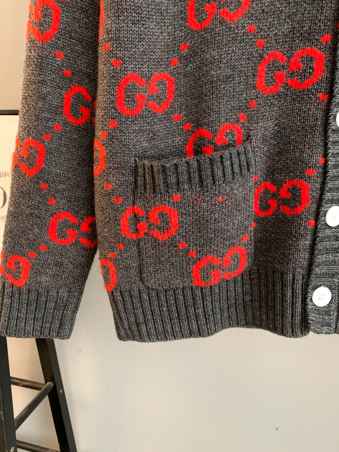 Gucci A貨針織衫男士深灰底橘色GG圖樣秋冬風格款| 10 Gucci A貨針織衫男士深灰底橘色GG圖樣秋冬風格款