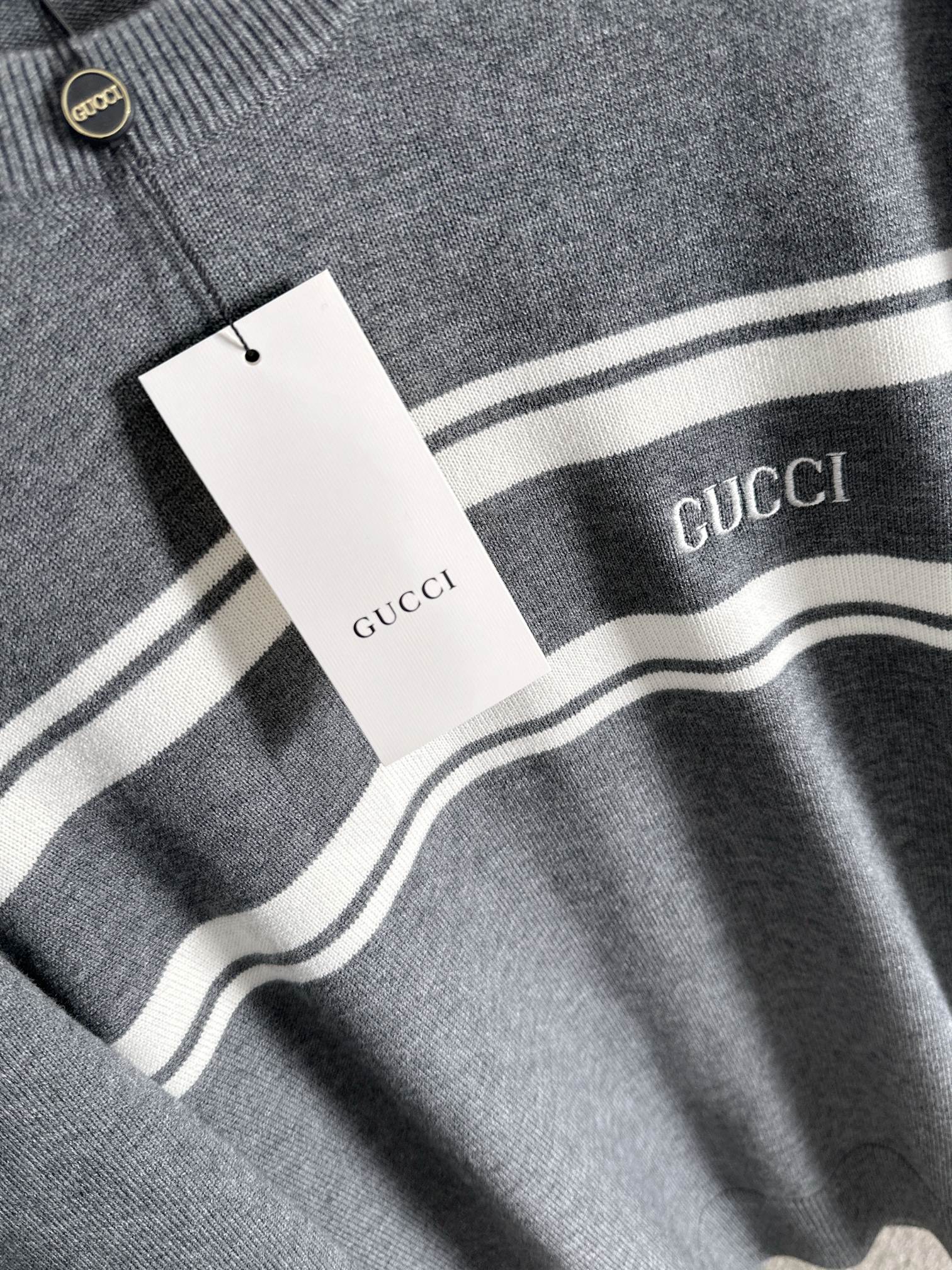 Gucci高仿針織衫男士灰白橫條設計簡約知性日常款| 13 Gucci高仿針織衫男士灰白橫條設計簡約知性日常款