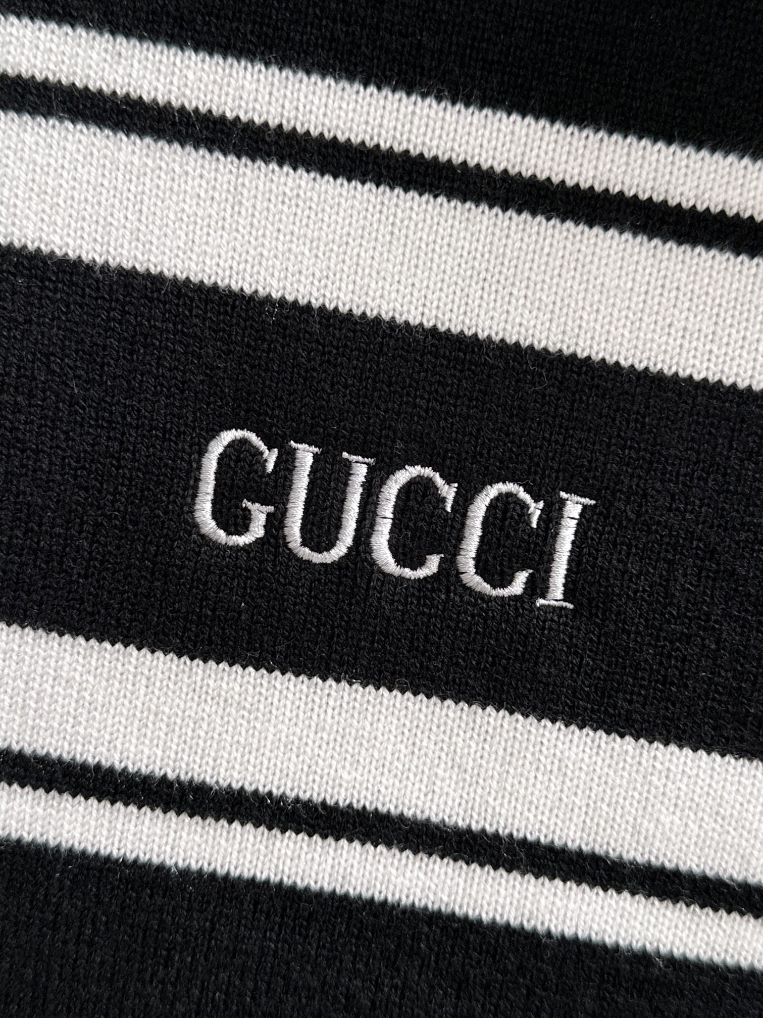 Gucci高仿針織衫男士黑白條紋設計簡約俐落質感款| 12 Gucci高仿針織衫男士黑白條紋設計簡約俐落質感款