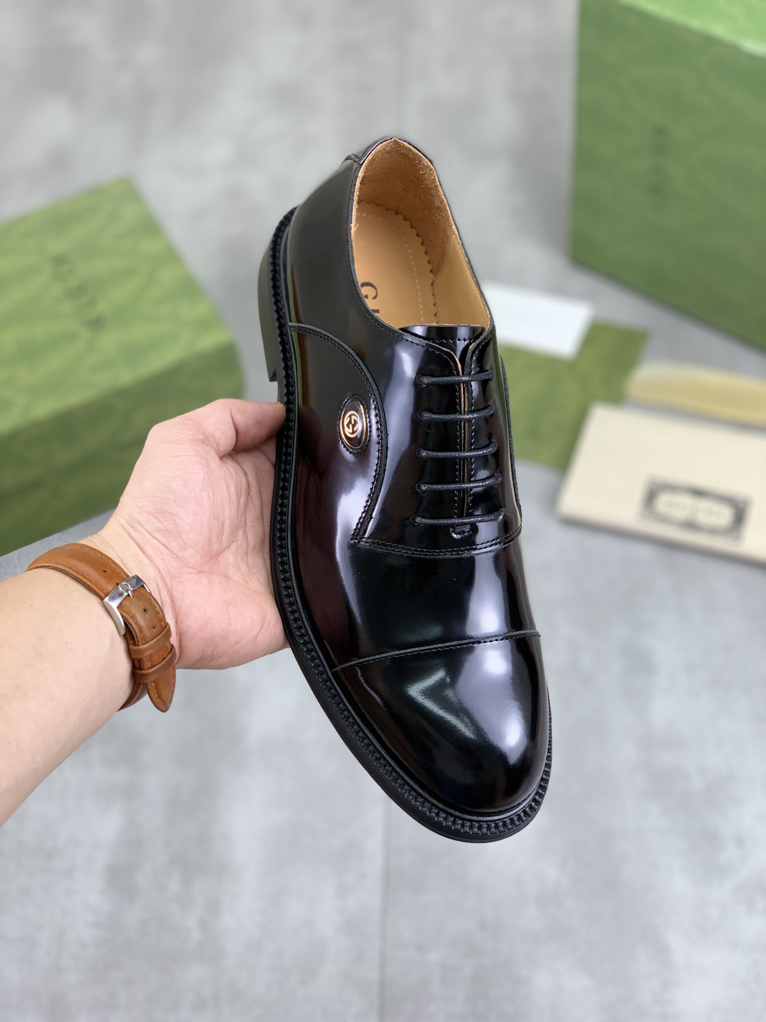 Gucci高仿男士亮黑皮鞋經典鞋型打造俐落時尚| 6 Gucci高仿男士亮黑皮鞋經典鞋型打造俐落時尚