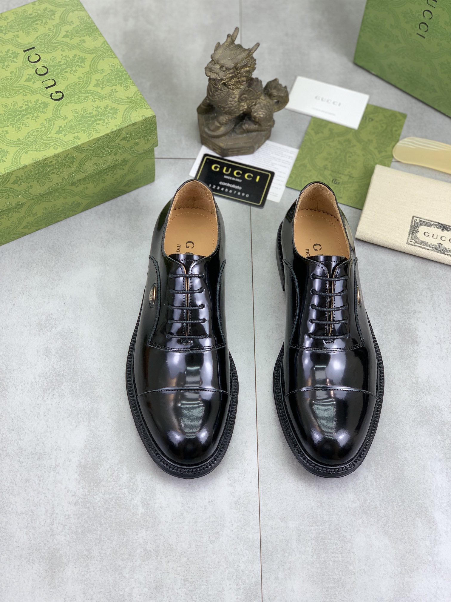 Gucci高仿男士亮黑皮鞋經典鞋型打造俐落時尚