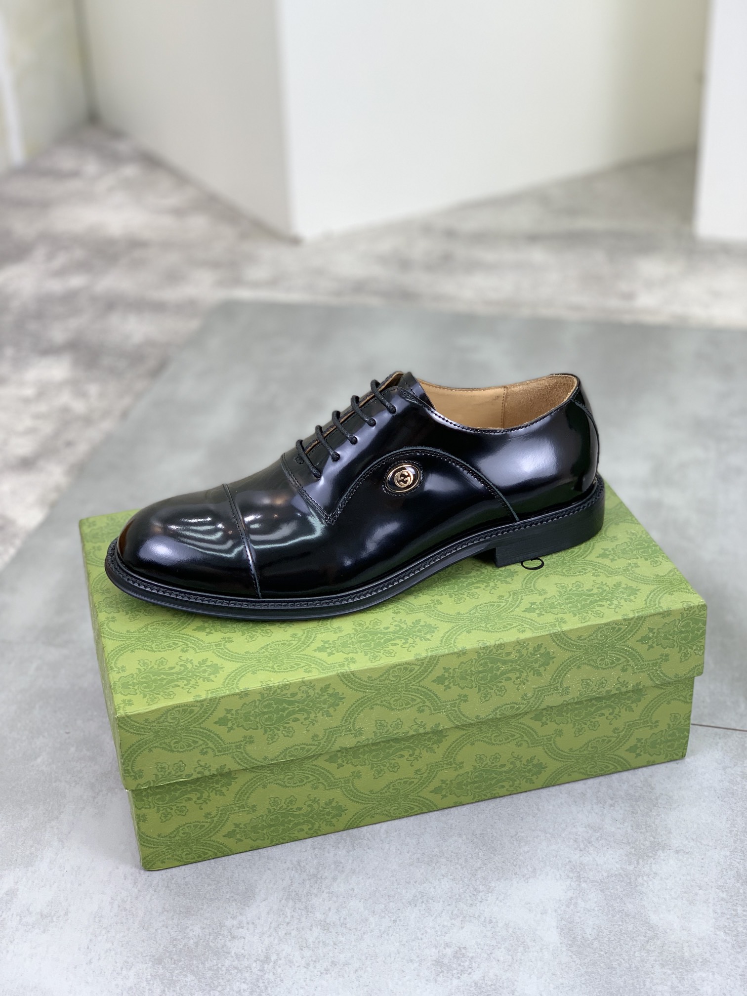Gucci高仿男士亮黑皮鞋經典鞋型打造俐落時尚| 12 Gucci高仿男士亮黑皮鞋經典鞋型打造俐落時尚