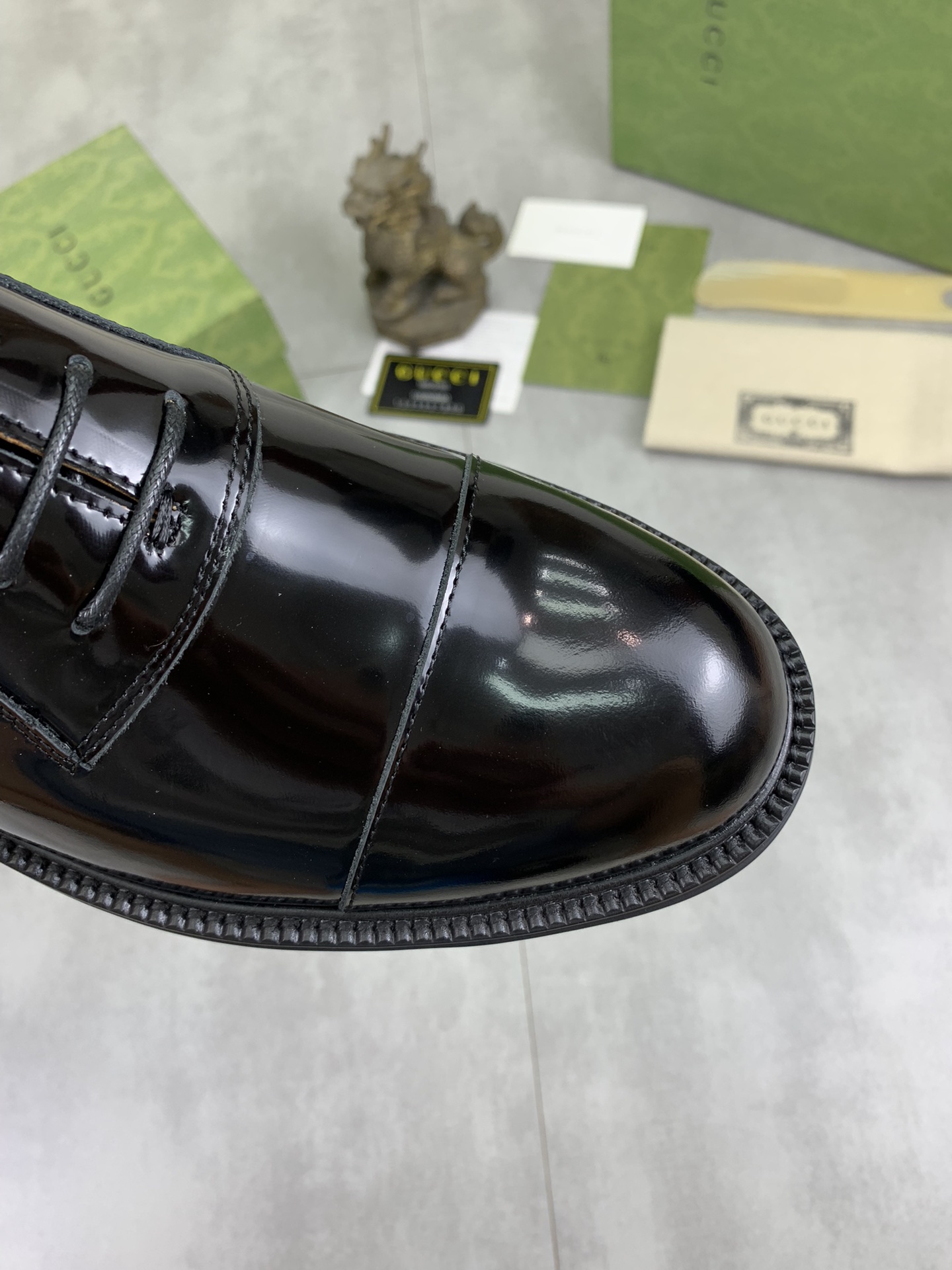 Gucci高仿男士亮黑皮鞋經典鞋型打造俐落時尚| 11 Gucci高仿男士亮黑皮鞋經典鞋型打造俐落時尚
