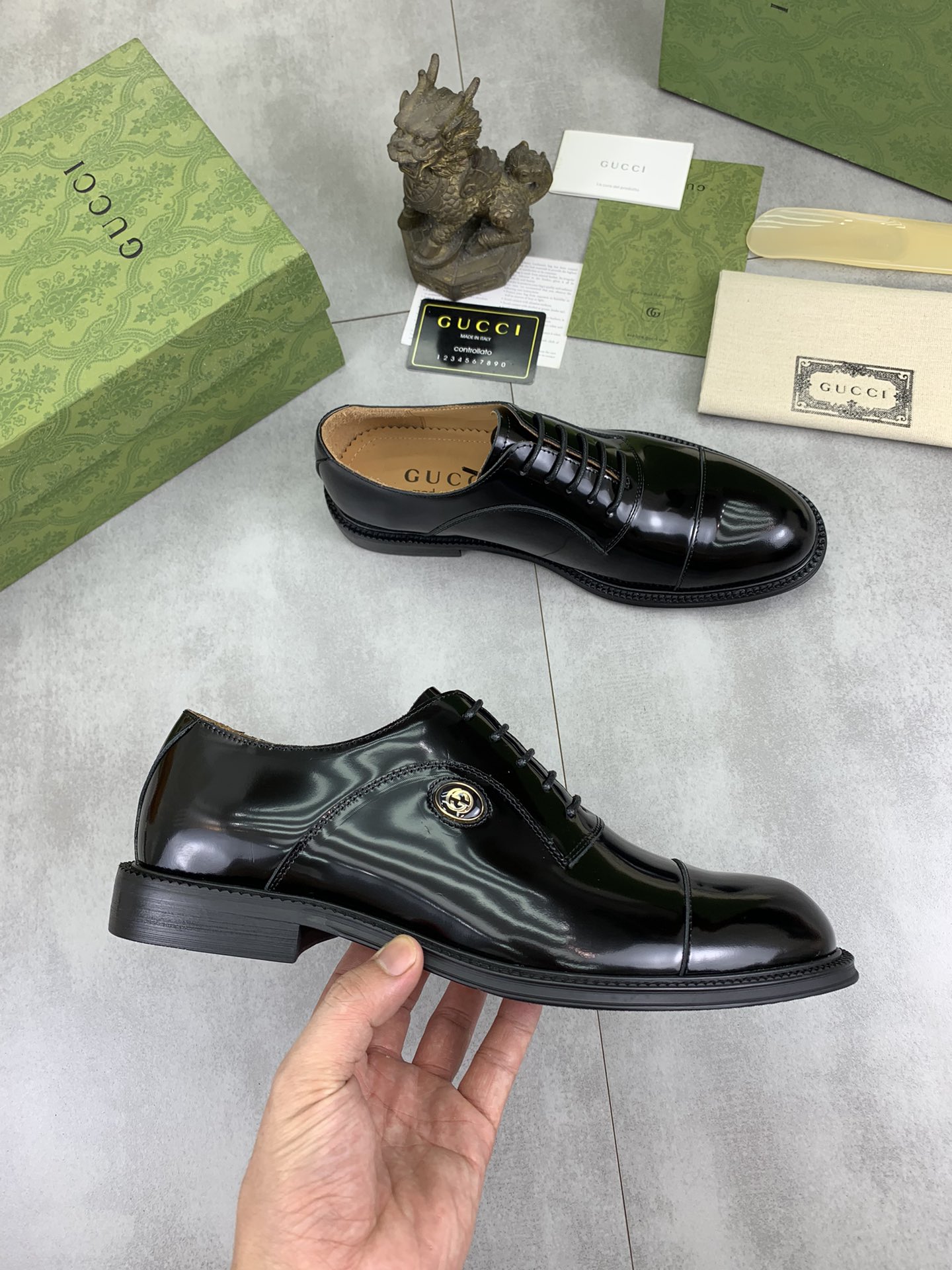 Gucci高仿男士亮黑皮鞋經典鞋型打造俐落時尚| 10 Gucci高仿男士亮黑皮鞋經典鞋型打造俐落時尚