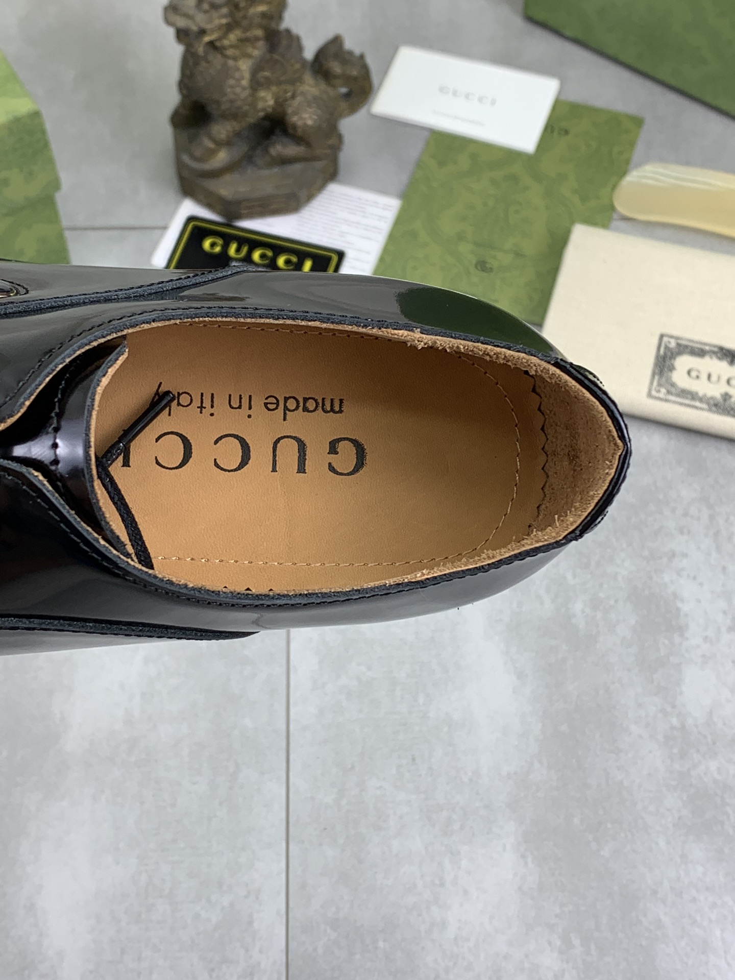 Gucci高仿男士亮黑皮鞋經典鞋型打造俐落時尚| 9 Gucci高仿男士亮黑皮鞋經典鞋型打造俐落時尚