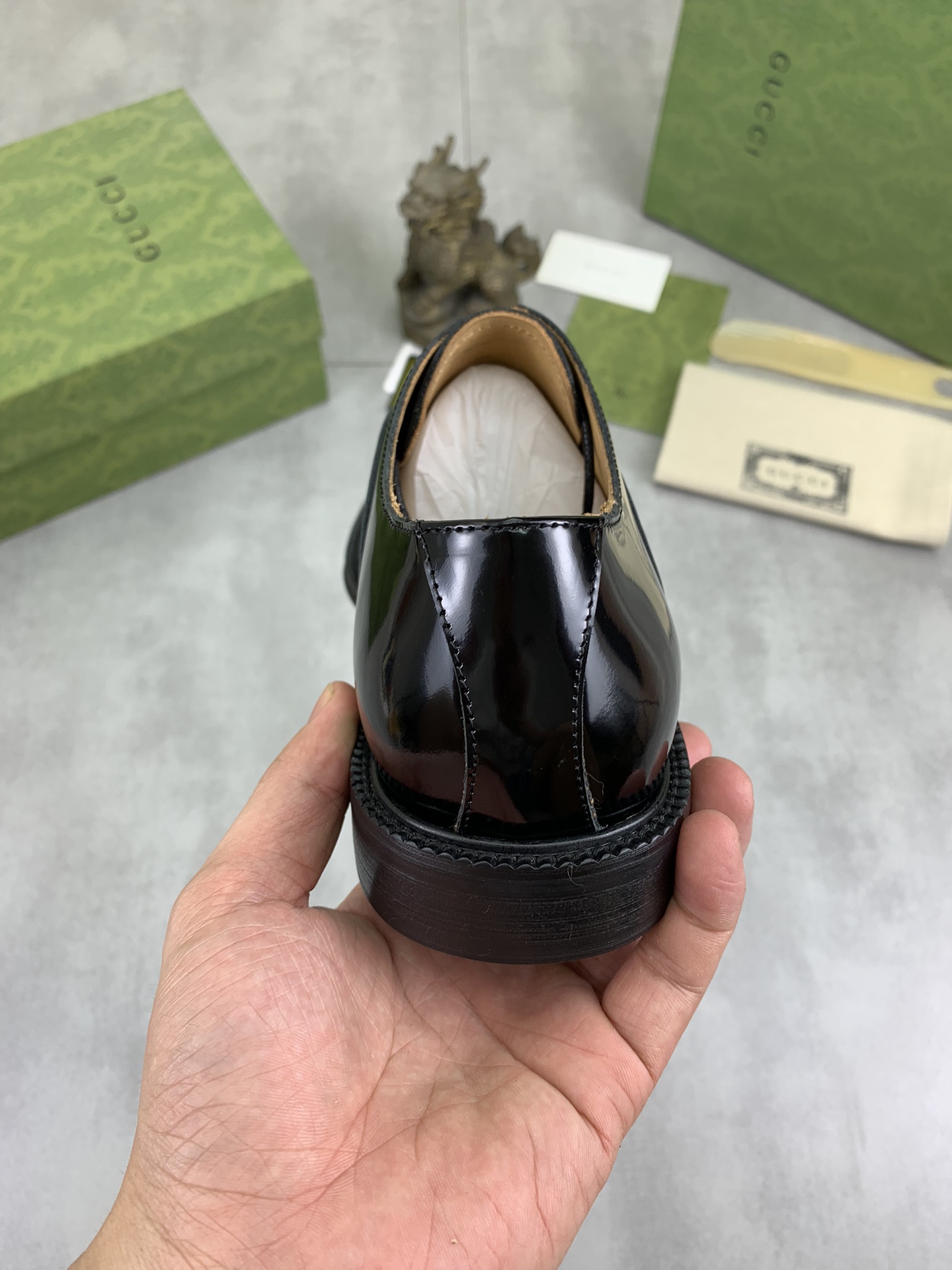 Gucci高仿男士亮黑皮鞋經典鞋型打造俐落時尚| 8 Gucci高仿男士亮黑皮鞋經典鞋型打造俐落時尚