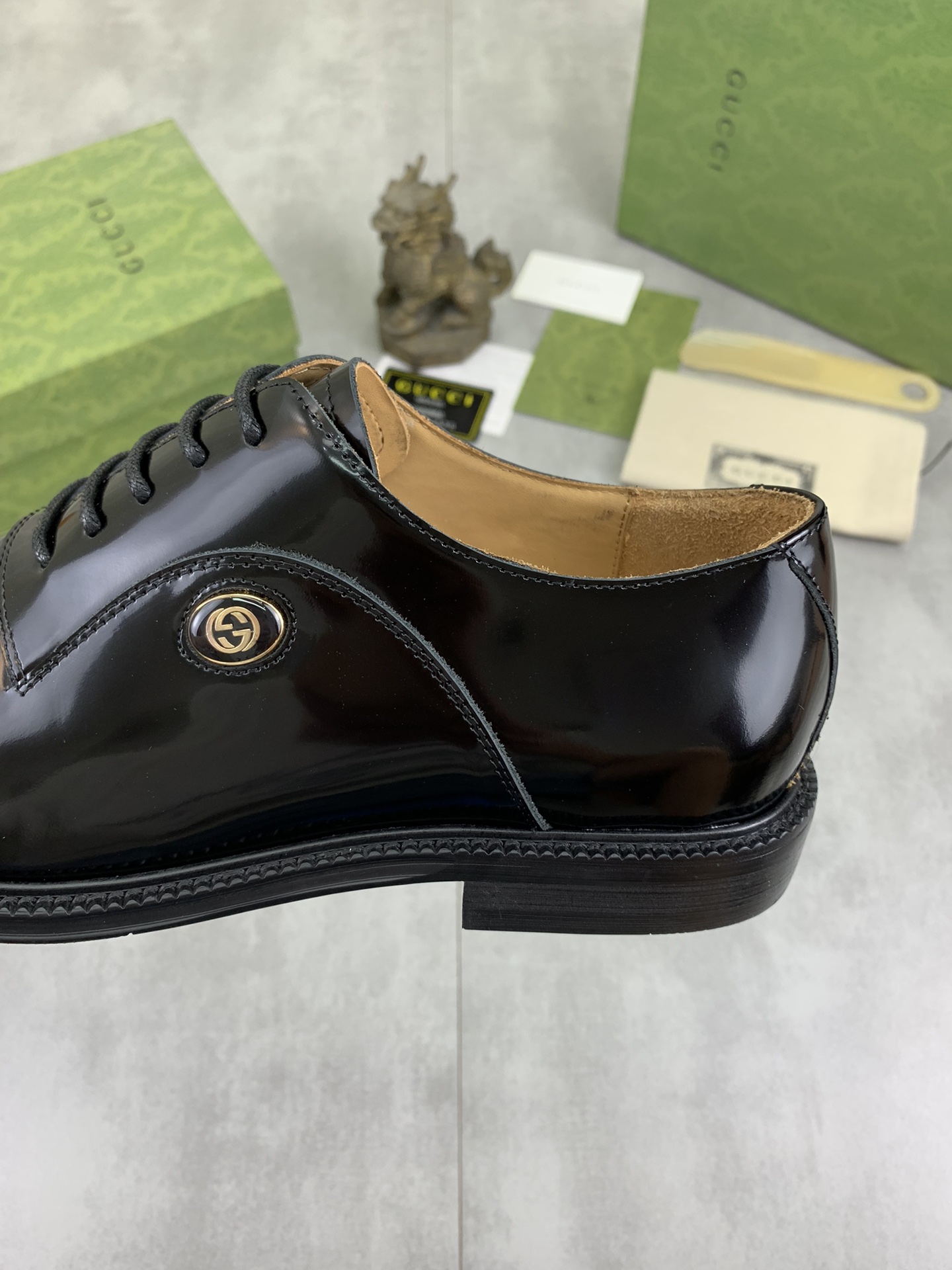 Gucci高仿男士亮黑皮鞋經典鞋型打造俐落時尚| 7 Gucci高仿男士亮黑皮鞋經典鞋型打造俐落時尚