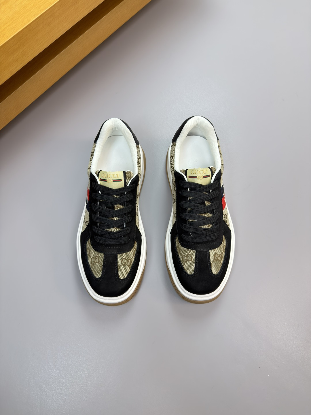 Gucci原單老花黑拼紅藍條運動鞋 經典撞色設計潮流鞋履｜歐美奢侈品精品推薦