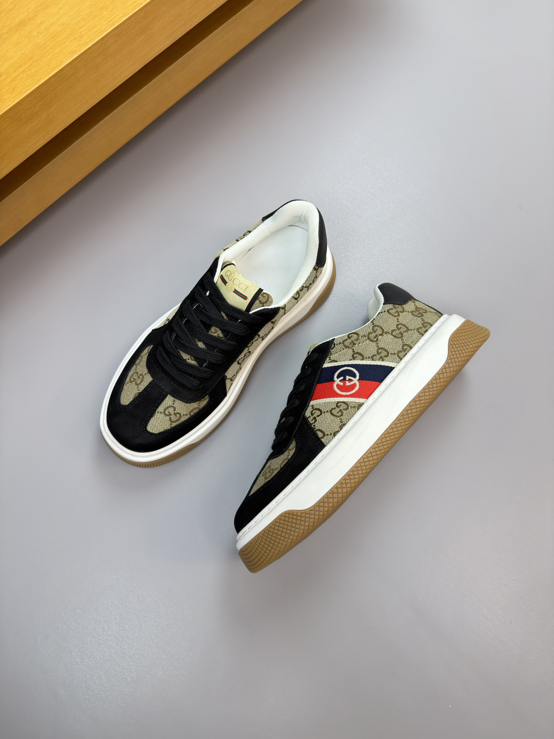 Gucci原單老花黑拼紅藍條運動鞋 經典撞色設計潮流鞋履｜歐美奢侈品精品推薦