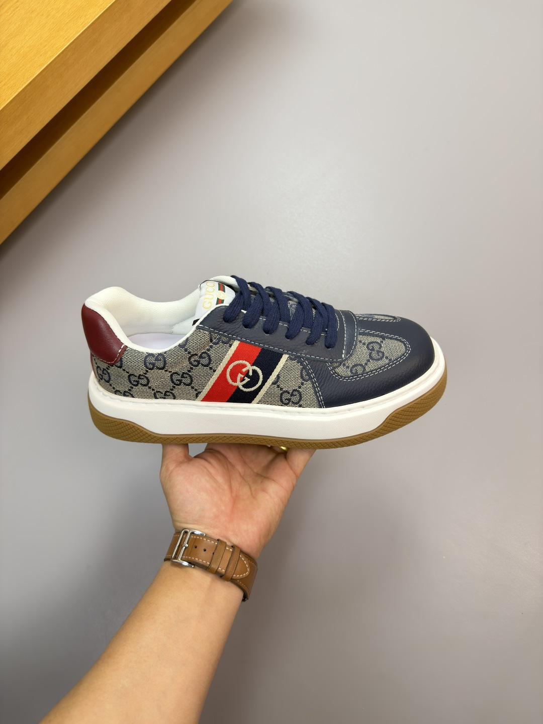 Gucci一比一藍色拼酒紅老花運動鞋 經典標誌設計百搭風格| 12 Gucci一比一藍色拼酒紅老花運動鞋 經典標誌設計百搭風格