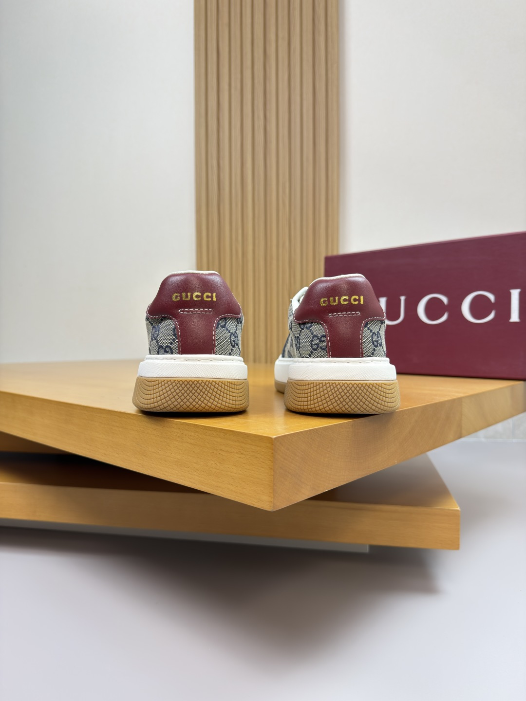 Gucci一比一藍色拼酒紅老花運動鞋 經典標誌設計百搭風格| 8 Gucci一比一藍色拼酒紅老花運動鞋 經典標誌設計百搭風格