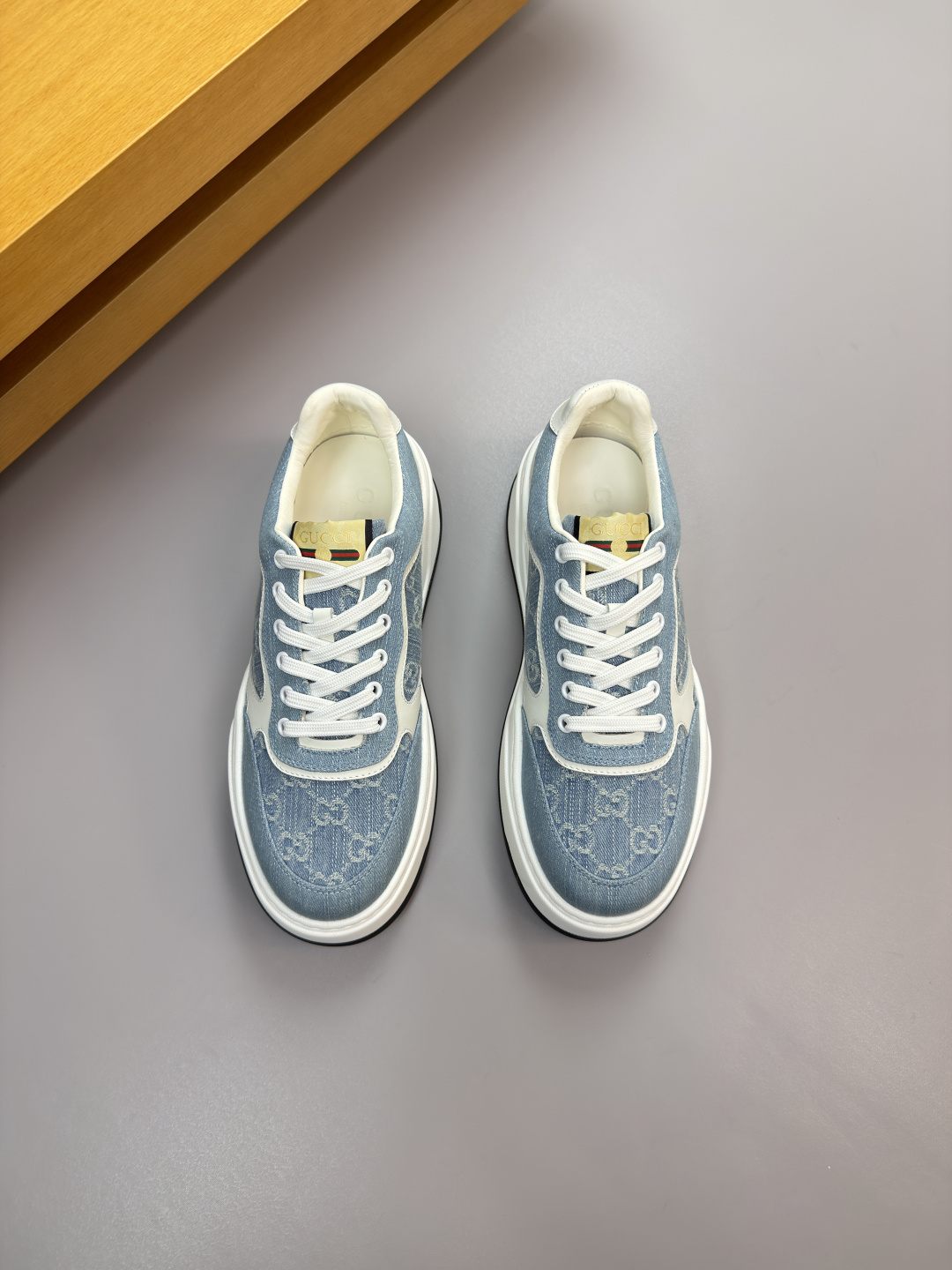 Gucci精品仿製丹寧老花拼皮運動鞋 淺藍配色展現休閒質感｜歐美奢侈品精品推薦