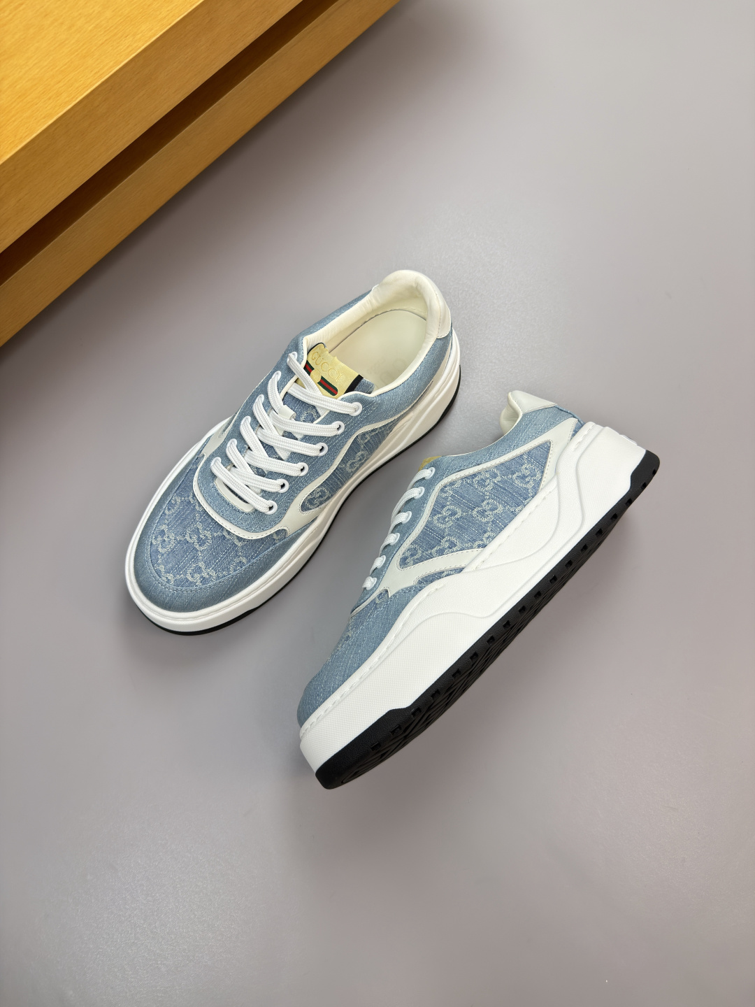 Gucci精品仿製丹寧老花拼皮運動鞋 淺藍配色展現休閒質感｜歐美奢侈品精品推薦