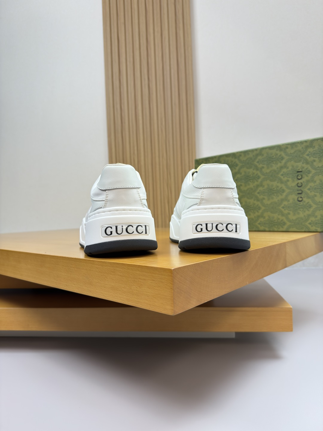 Gucci原單全白壓紋運動鞋 男款極簡LOGO風格質感穿搭首選| 8 Gucci原單全白壓紋運動鞋 男款極簡LOGO風格質感穿搭首選
