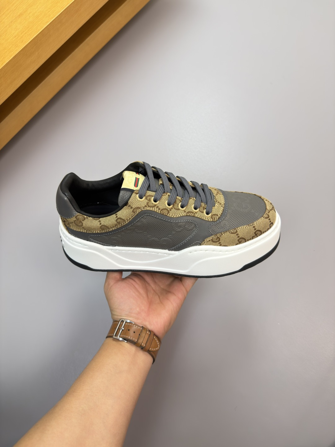 Gucci精品仿製深灰拼皮老花運動鞋 簡約配色設計感十足|超A仿原單精品圖片 12 Gucci精品仿製深灰拼皮老花運動鞋 簡約配色設計感十足|歐美奢侈品精品推薦