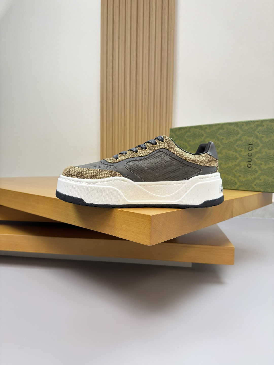 Gucci精品仿製深灰拼皮老花運動鞋 簡約配色設計感十足|超A仿原單精品圖片 11 Gucci精品仿製深灰拼皮老花運動鞋 簡約配色設計感十足|歐美奢侈品精品推薦