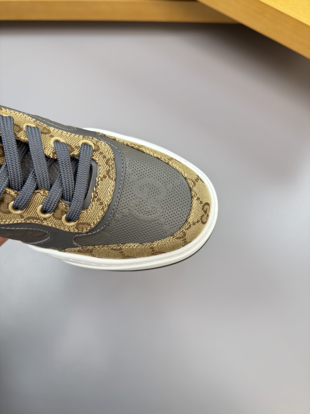 Gucci精品仿製深灰拼皮老花運動鞋 簡約配色設計感十足|超A仿原單精品圖片 10 Gucci精品仿製深灰拼皮老花運動鞋 簡約配色設計感十足|歐美奢侈品精品推薦