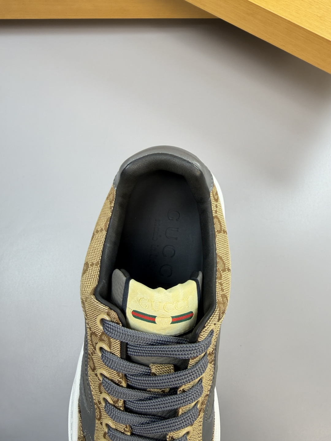 Gucci精品仿製深灰拼皮老花運動鞋 簡約配色設計感十足|超A仿原單精品圖片 9 Gucci精品仿製深灰拼皮老花運動鞋 簡約配色設計感十足|歐美奢侈品精品推薦