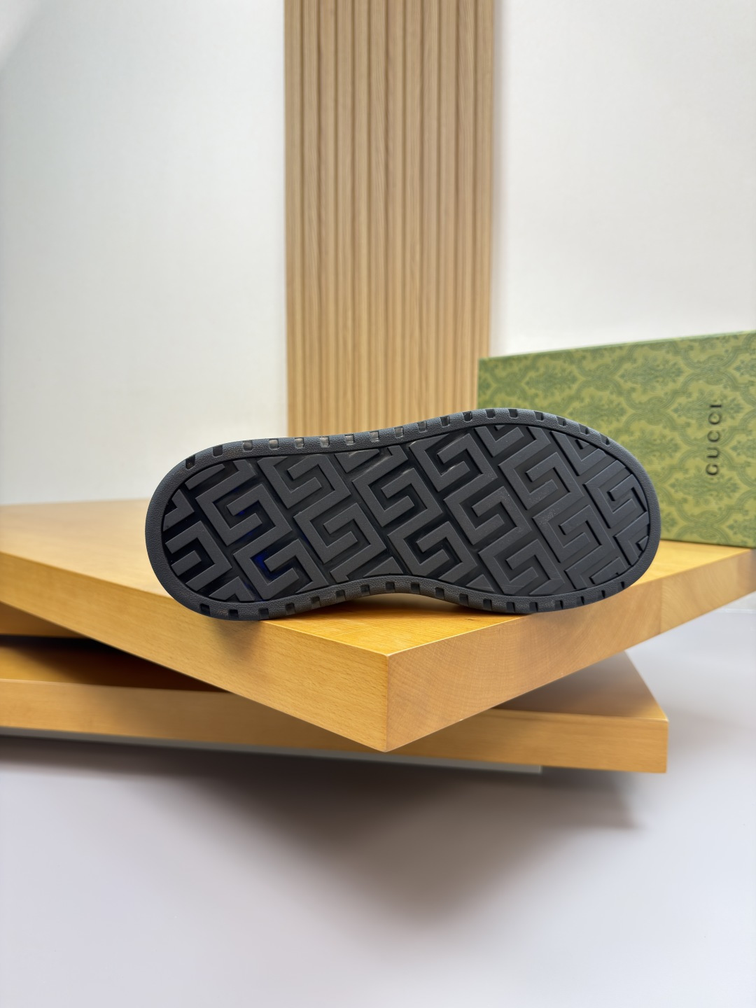 Gucci精品仿製深灰拼皮老花運動鞋 簡約配色設計感十足|超A仿原單精品圖片 7 Gucci精品仿製深灰拼皮老花運動鞋 簡約配色設計感十足|歐美奢侈品精品推薦