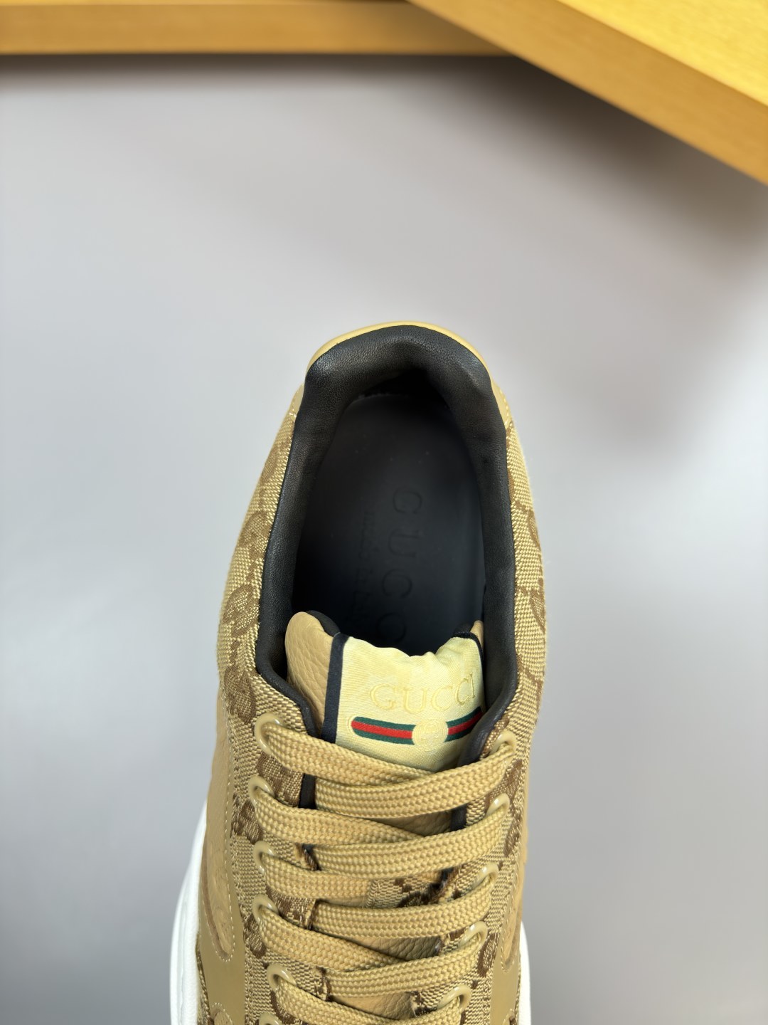 Gucci高仿卡其老花拼皮男鞋 復古風格日常百搭設計| 9 Gucci高仿卡其老花拼皮男鞋 復古風格日常百搭設計