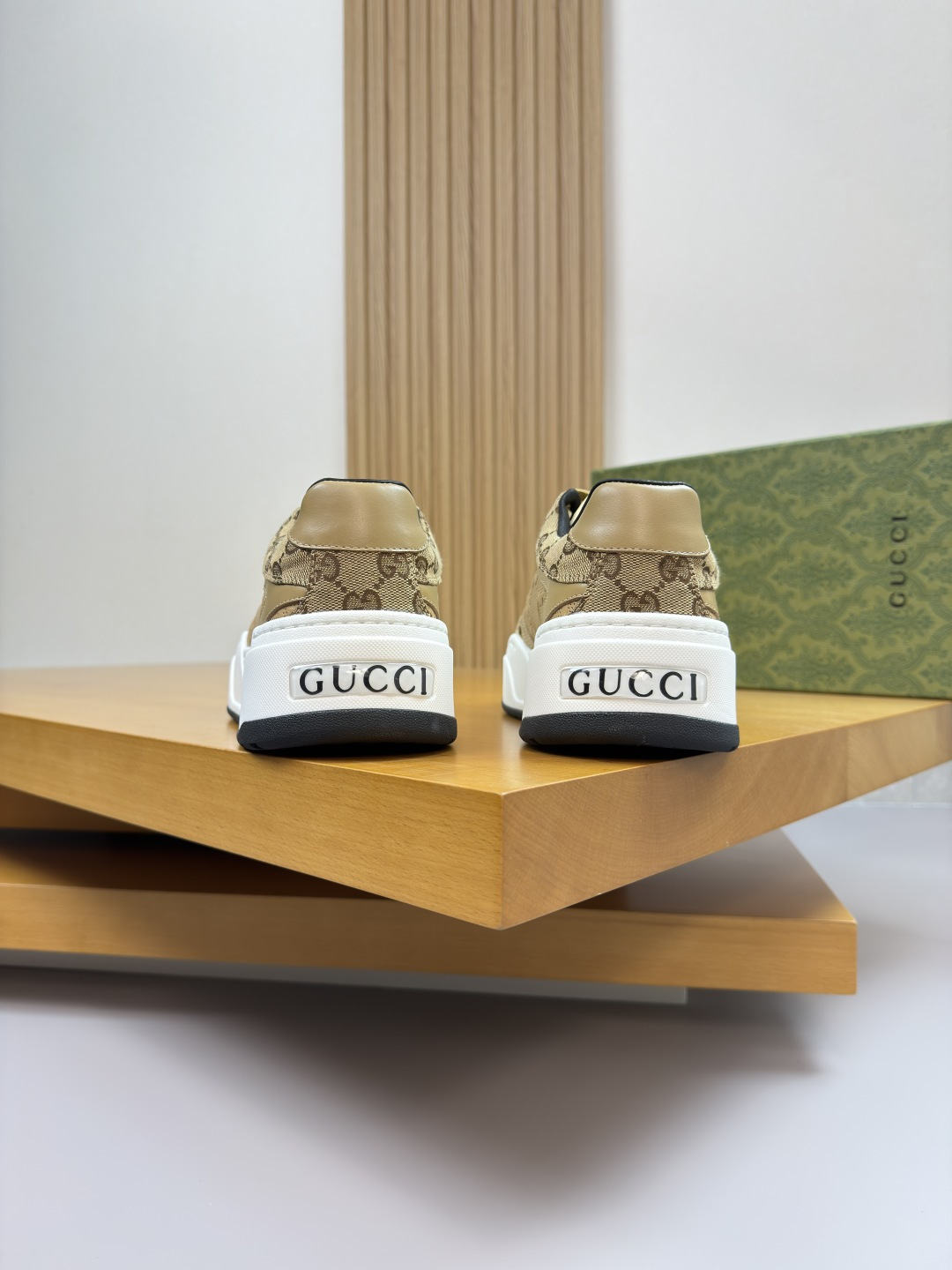 Gucci高仿卡其老花拼皮男鞋 復古風格日常百搭設計| 8 Gucci高仿卡其老花拼皮男鞋 復古風格日常百搭設計