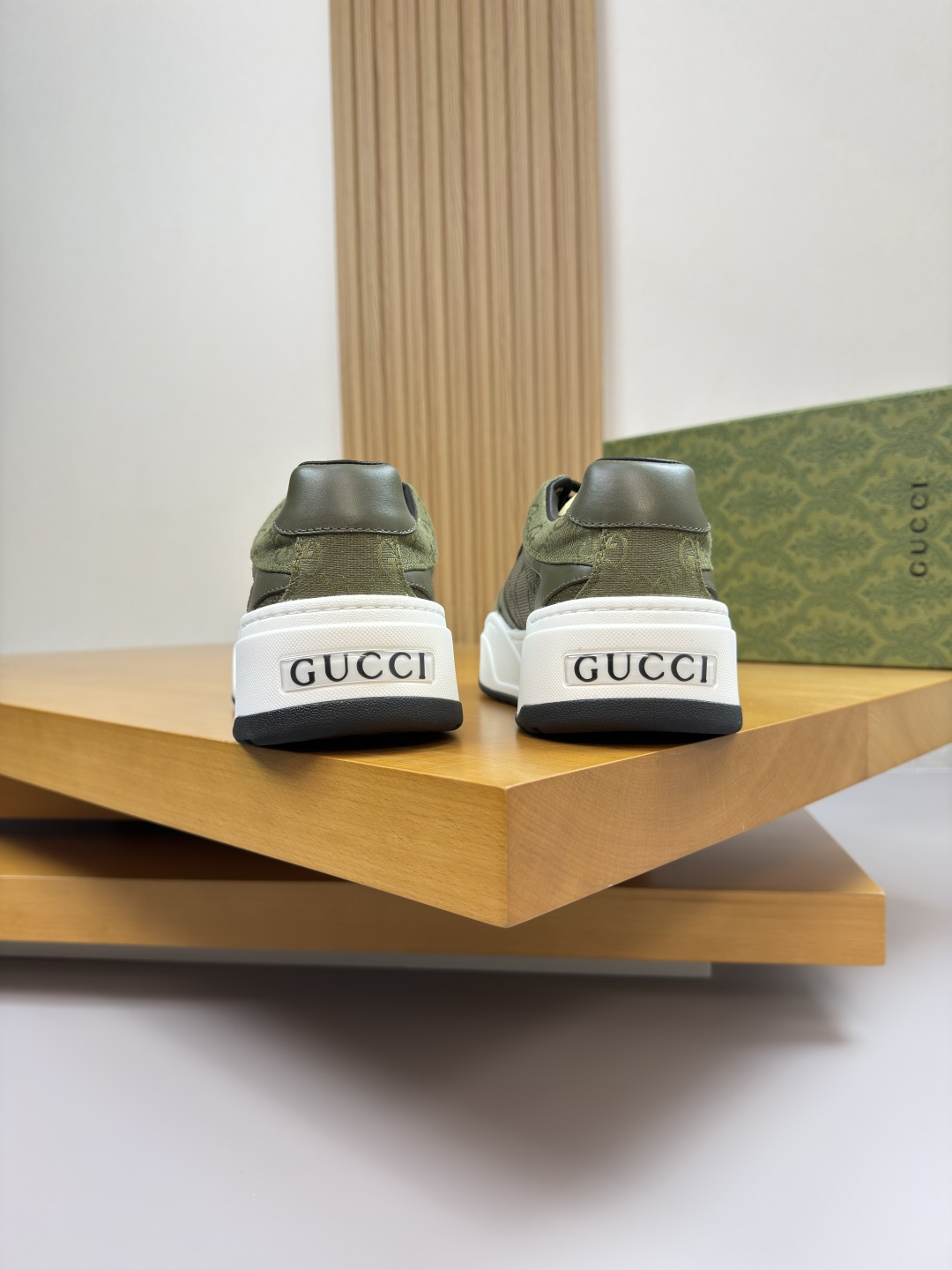 Gucci原單墨綠壓紋拼皮運動鞋 男款街頭穿搭強烈風格首選| 13 Gucci原單墨綠壓紋拼皮運動鞋 男款街頭穿搭強烈風格首選