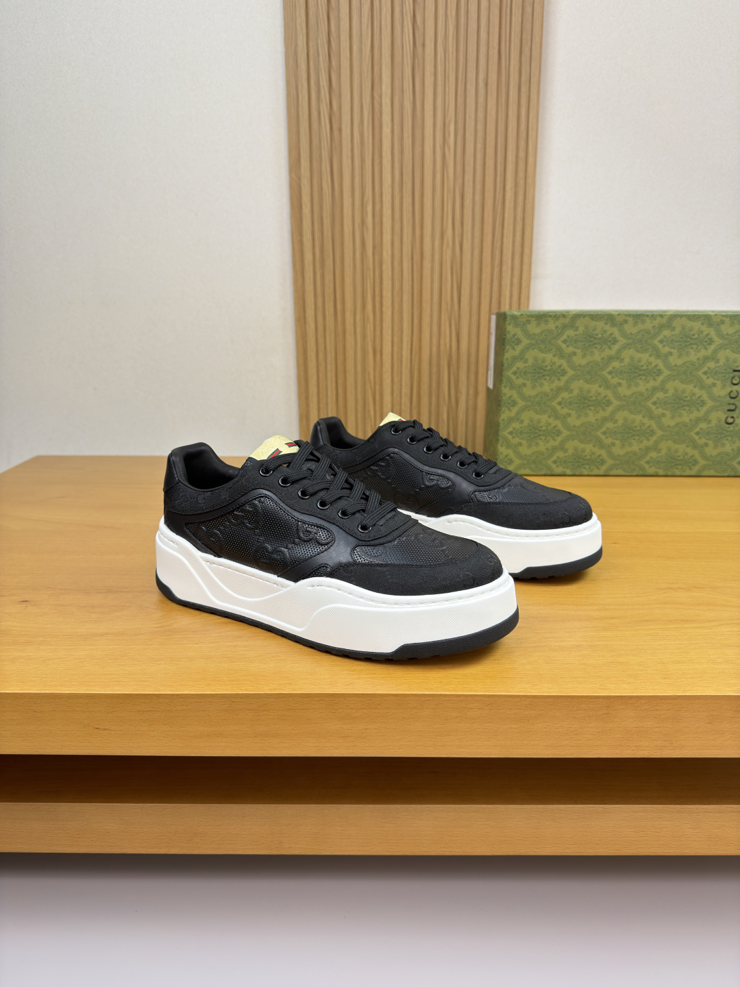 Gucci精品仿製全黑GG壓紋男鞋 街頭低調款質感黑魂配色