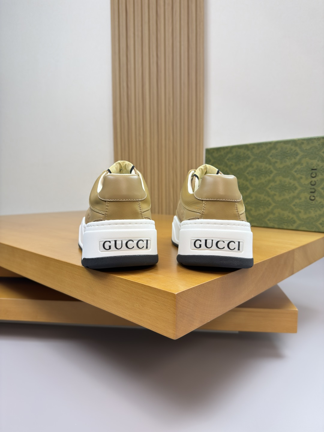 Gucci高仿淺駝色GG壓紋運動鞋 男款復古風格輕盈舒適| 8 Gucci高仿淺駝色GG壓紋運動鞋 男款復古風格輕盈舒適