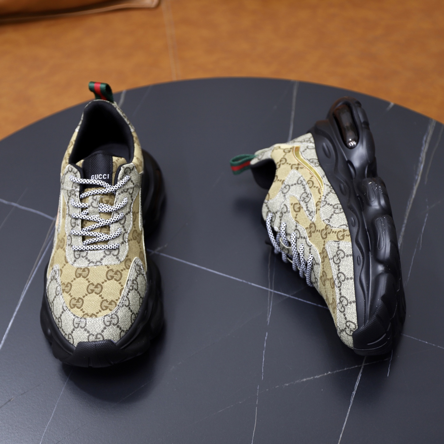 Gucci 高仿老花運動鞋 黃米GG圖紋 黑底復古男鞋 潮流感滿載|超A仿原單精品圖片 9 Gucci 高仿老花運動鞋 黃米GG圖紋 黑底復古男鞋 潮流感滿載|歐美奢侈品精品推薦