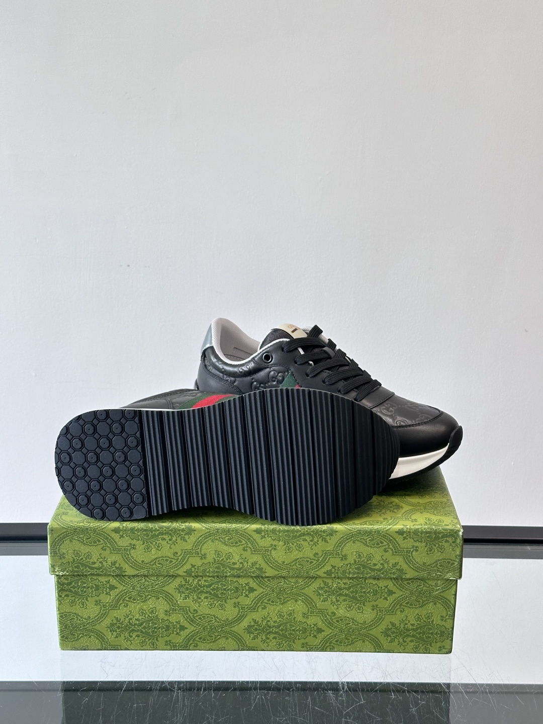 Gucci 高仿黑色男士運動鞋 GG壓紋織帶設計 百搭運動款|超A仿原單精品圖片 14 Gucci 高仿黑色男士運動鞋 GG壓紋織帶設計 百搭運動款|歐美奢侈品精品推薦